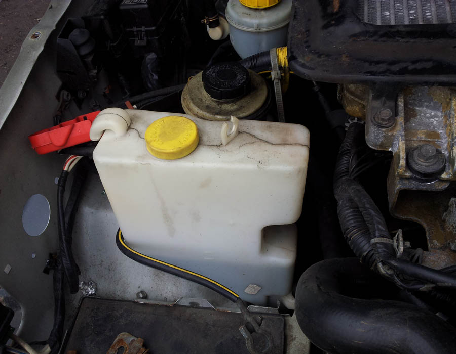 Nissan Terrano SVE TD coolant-expansion-bottle